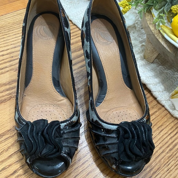 Gray/Silver and Brown Leopard heels. Size 6 1/2  LIKE BRAND NEW! - Picture 3 of 8